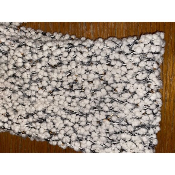 Chunky Knit Infinity Scarf In Cozy Bouclé Yarn For Winter Wear - Picture 4 of 4